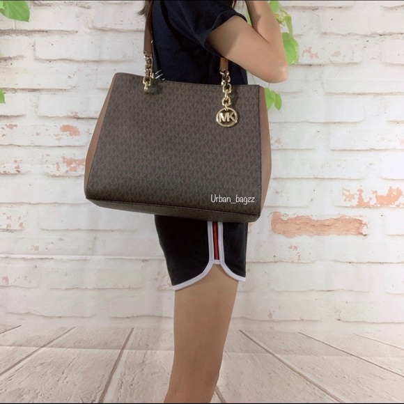 Michael Kors Sofia Large Tote - Picture 4 of 7